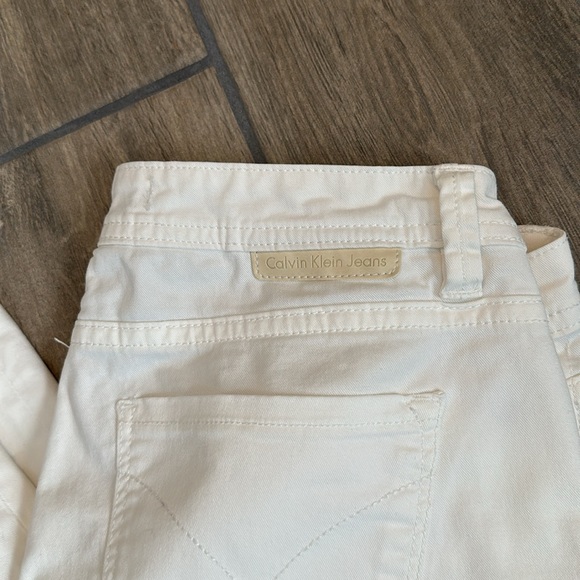 Calvin Klein white jeans skinny crop size 2. 5 pocket. Studs on front only - Picture 2 of 6